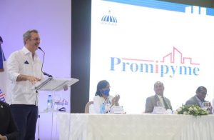 Gobierno otorgó más de RD$100 mm en préstamo a buhoneros de la Duarte