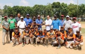 Viceministro deportes, Franklin De la Mota entrega trofeo de campeón a la academia Rafael Báez.