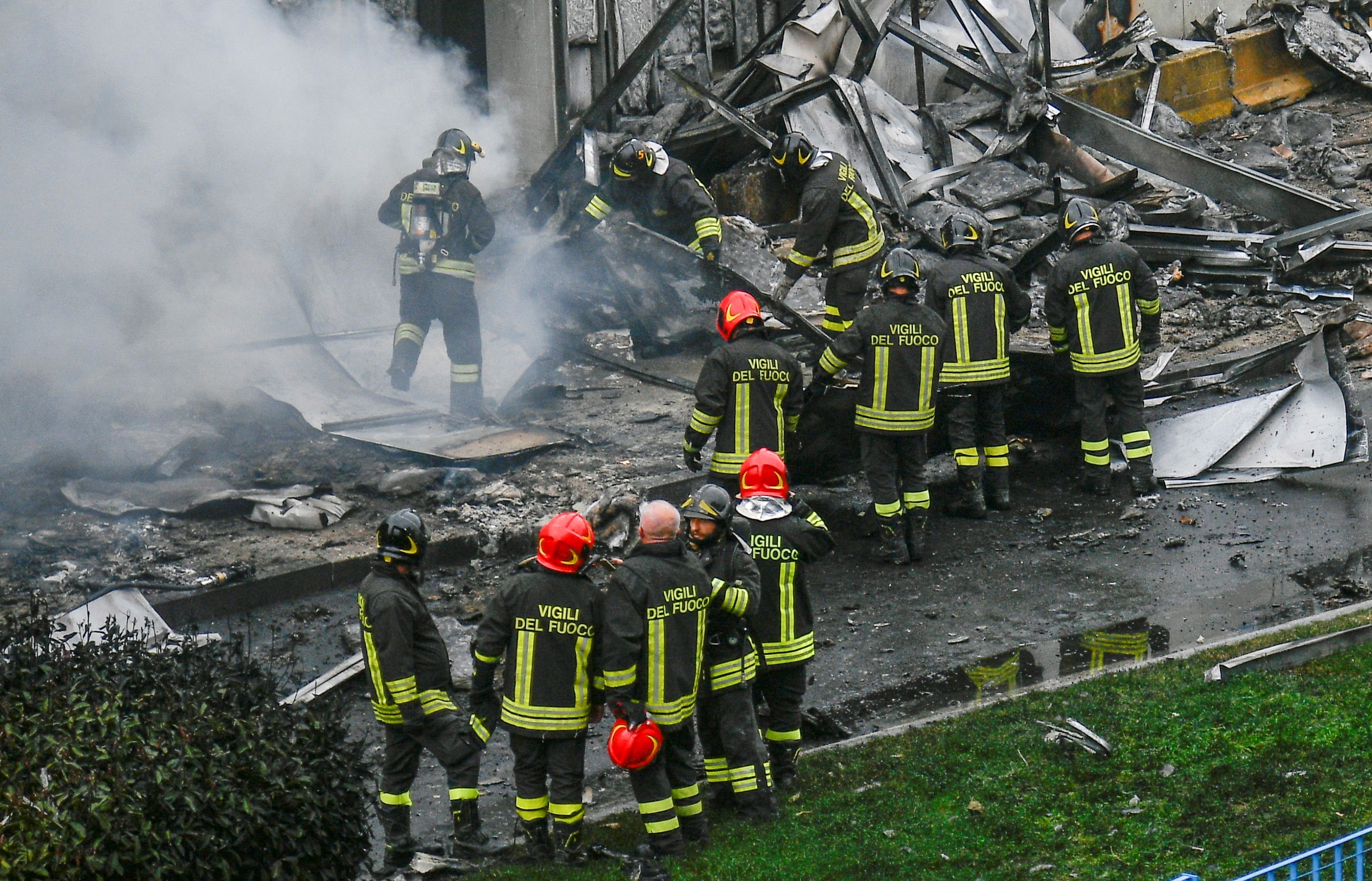Mueren ocho personas al estrellarse avión contra edificio cerca Milán