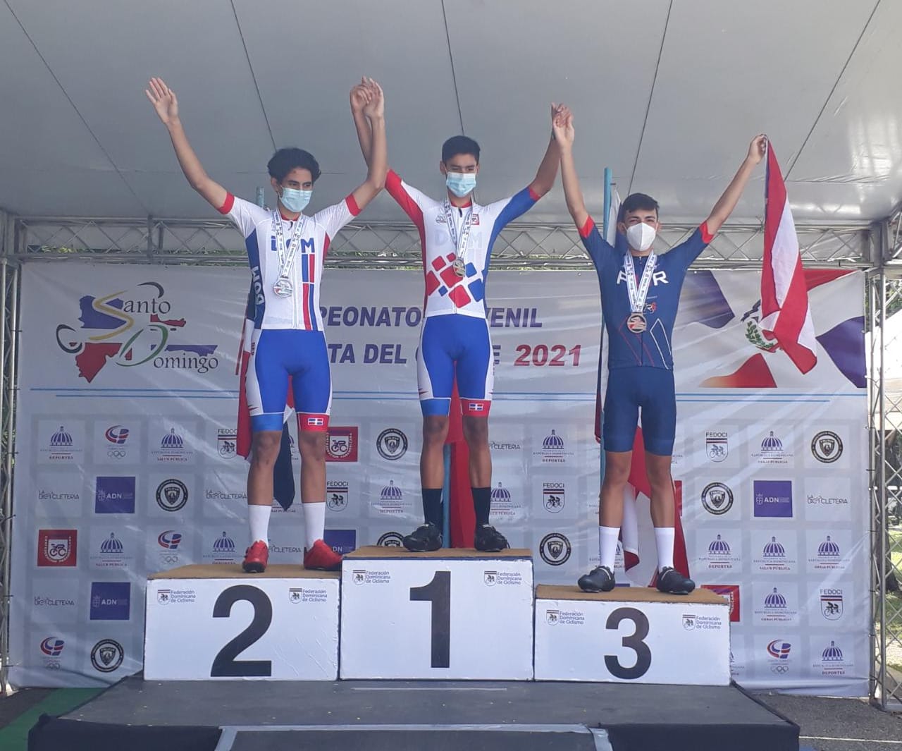 Fernández y Espiritusanto ganan oro en campeonato de ciclismo