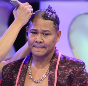 El Jeffrey se raspa la cabeza en apoyo a lucha contra cáncer de mama