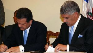 expresidente Leonel Fernández y el ingeniero Miguel Vargas Maldonado firman Pacto de corbatas azules