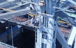 Hombre intentó lanzarse de puente Duarte es rescatado