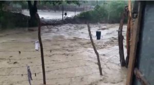 Denuncian desborde de cañada en sector El Caliche de Azua