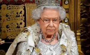 La reina Isabel II pasó la noche del miércoles en el hospital para ser sometida a 