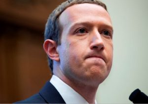 La fortuna del consejero delegado de Facebook, Mark Zuckerberg, se vio reducida este lunes en unos 5.900 millones de dólares