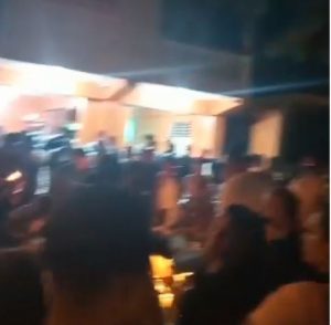 Residentes en el barrio Hayo Mayor al sur de Santiago exigen justicia por la muerte de un joven a manos de la Policía Nacional