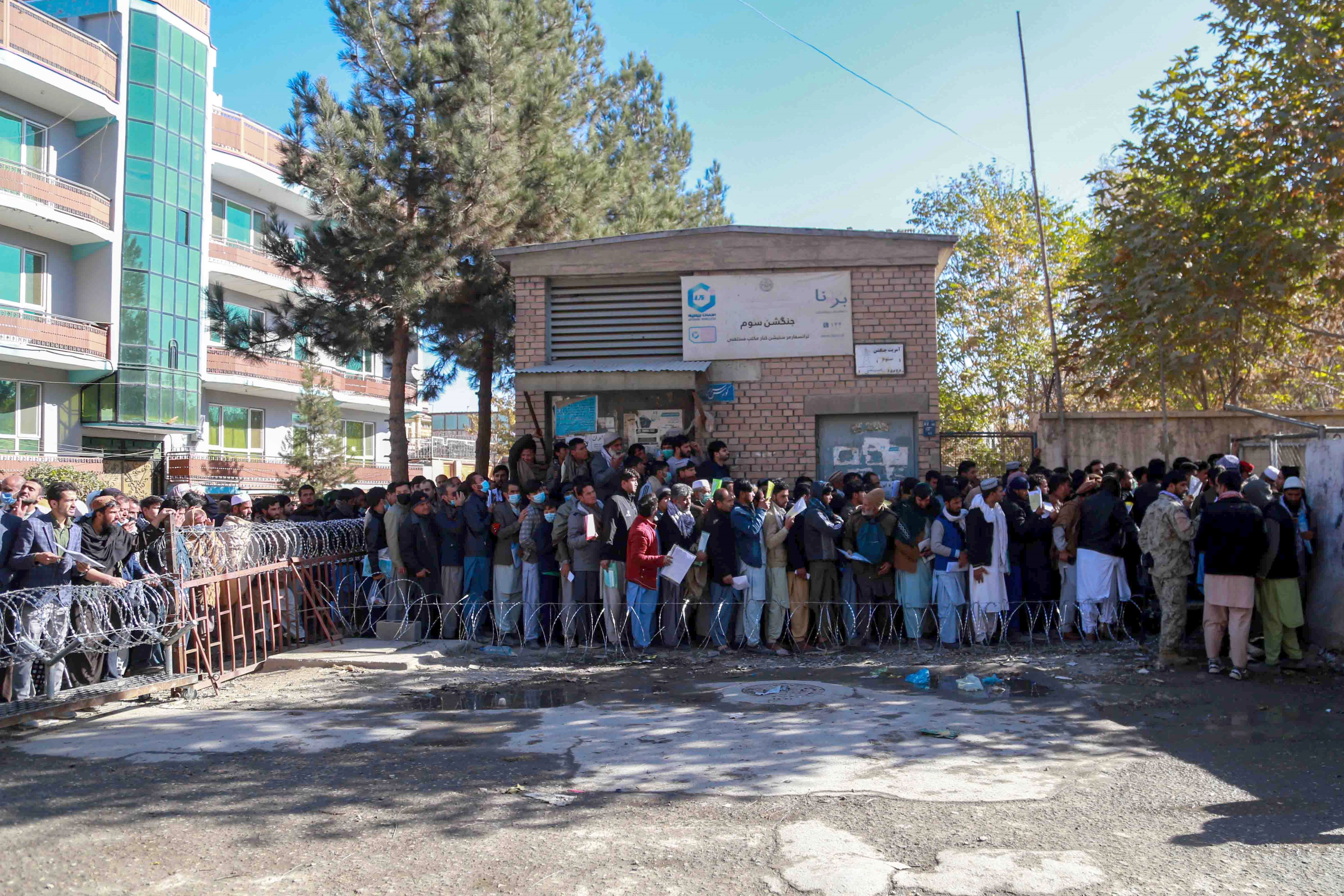 Los talibanes reanudarán entrega de pasaportes en provincias afganas