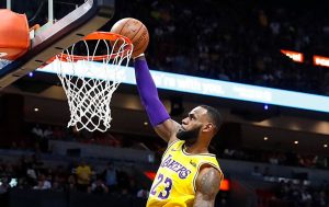LeBron James, multado con 15,000 dólares por gesto obsceno