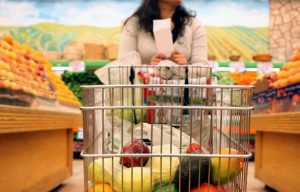 Comerciantes piden a la población no preocuparse por el precio y abastecimiento de productos navideños, ya que aseguran están garantizados