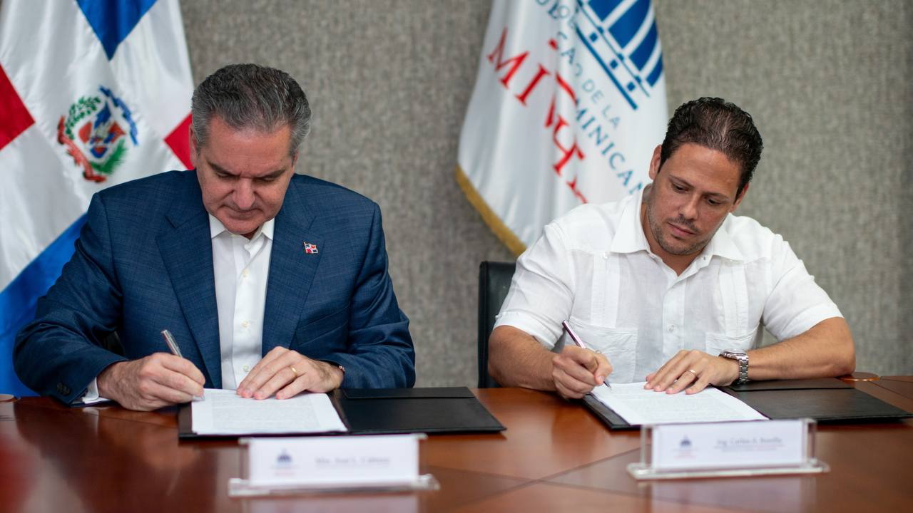 Firman acuerdo para construir casas ecológicas a familias sin recursos