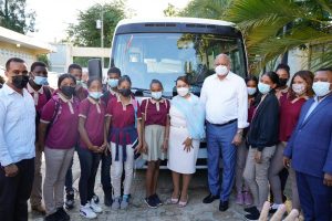 Alumnos que cruzaban río Yuna en yola, reciben autobús de Educación