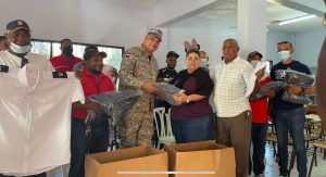 Ministerio de Defensa dona uniformes a banda de música de Pedernales
