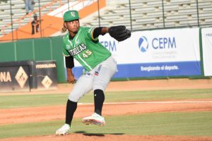 Edwin Uceta (1-0, 0.00), abridor de las Estrellas, lanzó cinco entradas sin hits con cinco ponches para acreditarse la victoria.