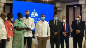 Presidente Abinader entrega  256 títulos de propiedad en Monte Plata 