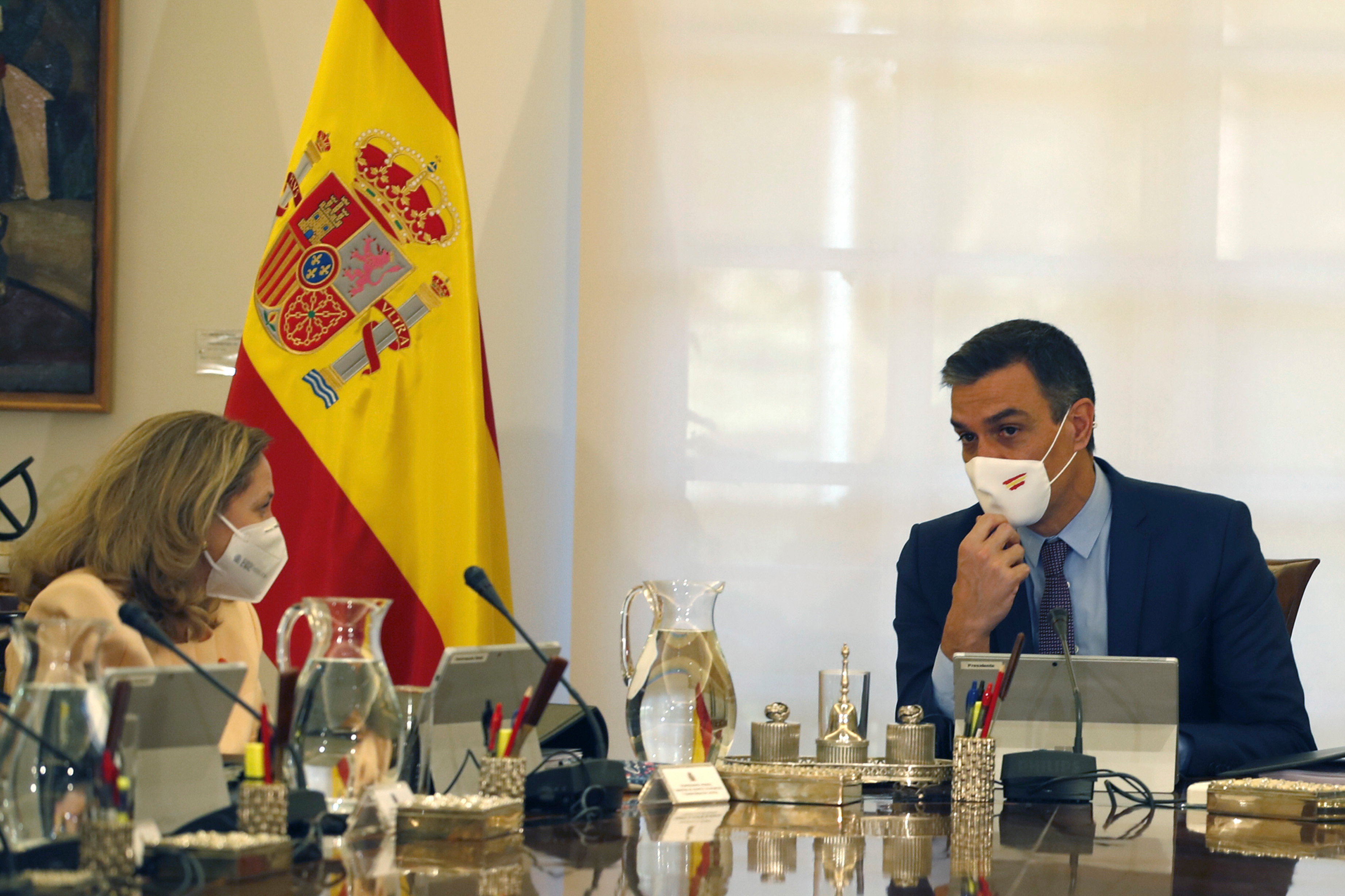 Gobierno español acuerda derogar reforma laboral tras tensión interna