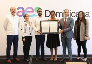AES Dominicana entrega a 42 empresas certificados de créditos de carbono  