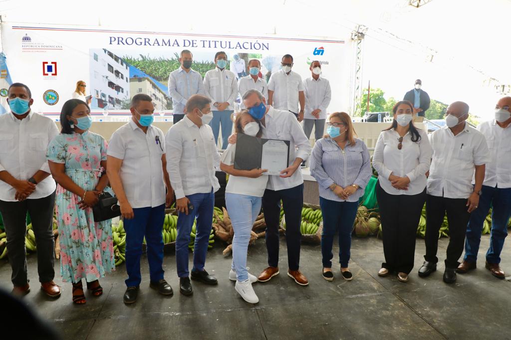 Luis Abinader entrega 650 títulos de propiedad en Azua