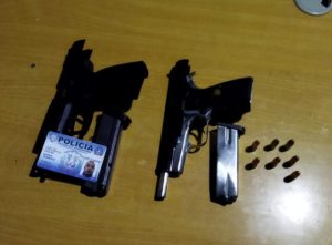Detienen hombre con dos pistolas se hacía pasar por policía 