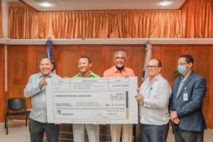 CEA entrega cheque de 26 millones a colonos azucareros