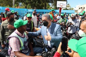Leonel Fernández juramenta dirigentes deportivos y políticos en SDN