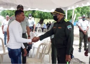  
Director Digesett visita familiares de agente que falleció en accidente en Azua
