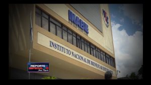 Director legal inmobiliario de Educación con contrato almuerzo escolar