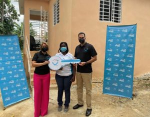 Fundación Loteka construye vivienda a una de sus colaboradoras