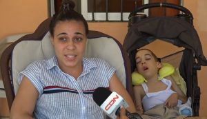 Familia de niño con parálisis cerebral requiere ayuda con medicamentos