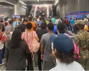 Largas filas en estación María Montez por tarjeta de vacunación 