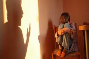 Padres griten o propinen pela a hijos podrían encarar hasta 4 años de prisión