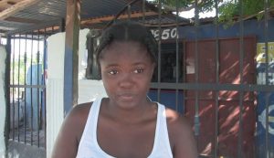 Acusan mujer de reclamar pago para devolver hija a haitiana 