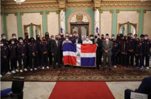 Abinader entrega bandera delegación irá a Juegos Panamericanos Junior