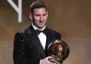 El delantero del París Saint-Germain (PSG) Lionel Messi volvió a coronarse como mejor jugador del mundo en París tras ganar el Balón de Oro 2021