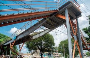 Transeuntes se exponen al peligro por puentes peatonales en desuso 