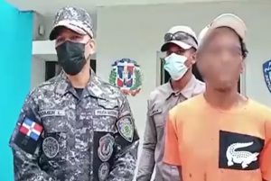Rescatan enajenado que destrozaba cristales a vehículos en avenida Ecológica