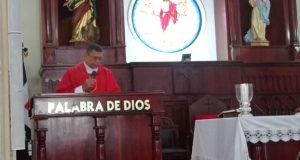 Sacerdote critica al Gobierno por deportaciones de embarazadas haitianas