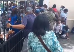 Gran tumulto y empujones durante pago con cheques a sector Salud 
