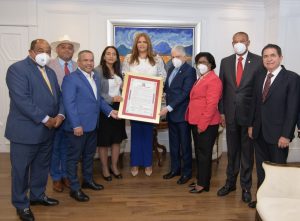 Reconocen a Priscilla Rivera por sus 20 años de carrera en voleibol