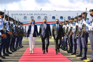 Llegaron a la República Dominicana los presidentes de Panamá, Laurentino Cortizo Cohén, y de Costa Rica, Carlos Alvarado Quezada