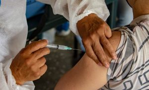 Luego de 120 días de aplicarse la vacuna, los anticuerpos ceden