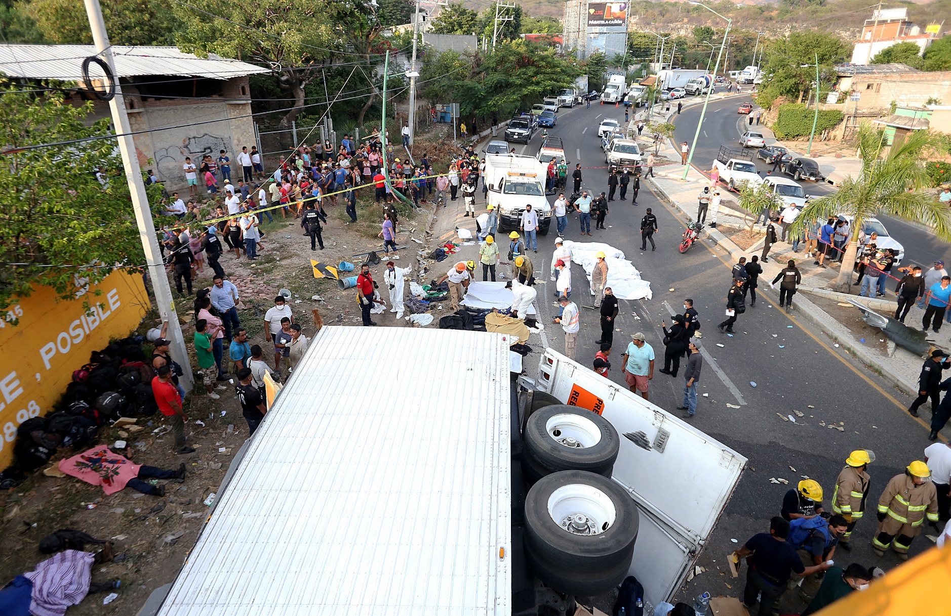 Rescatistas y autoridades trabajan en la zona del accidente