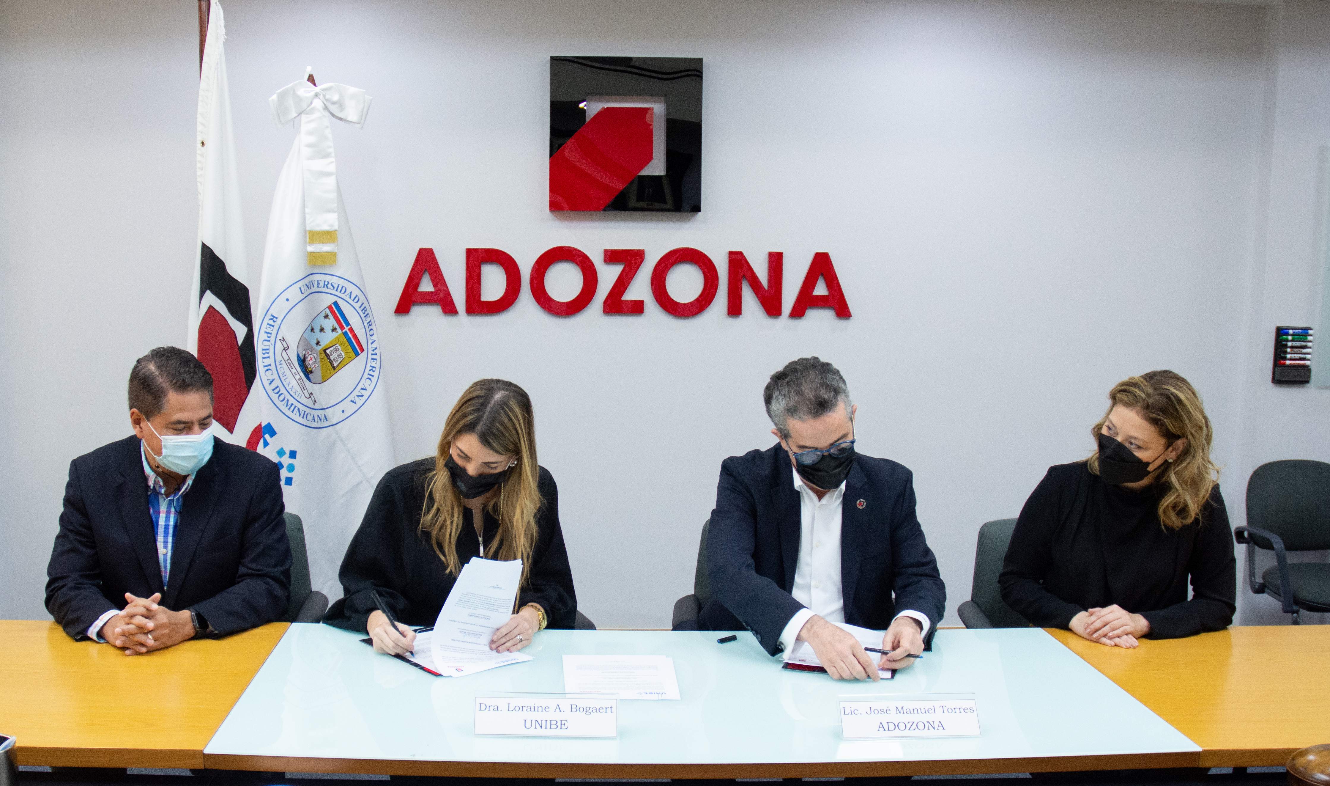 José Manuel Torres, vicepresidente ejecutivo de Adozona, y vicerrectora de Vinculación e Internacionalización, Loraine Amell Bogaert.