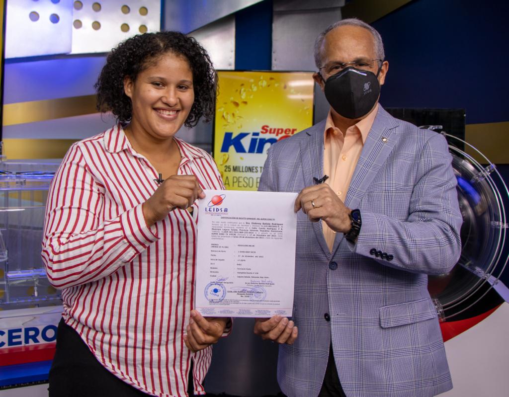 LEIDSA entrega certificado a ganadora de Súper Kino TV