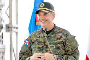 Presidente Abinader almuerza con militares en la Frontera