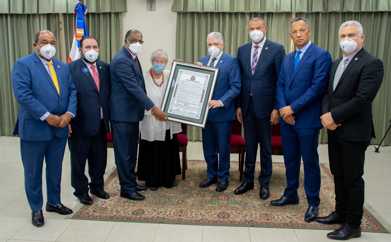 Senado reconoce a Kate Jordan W. por labor para preservar aves de RD