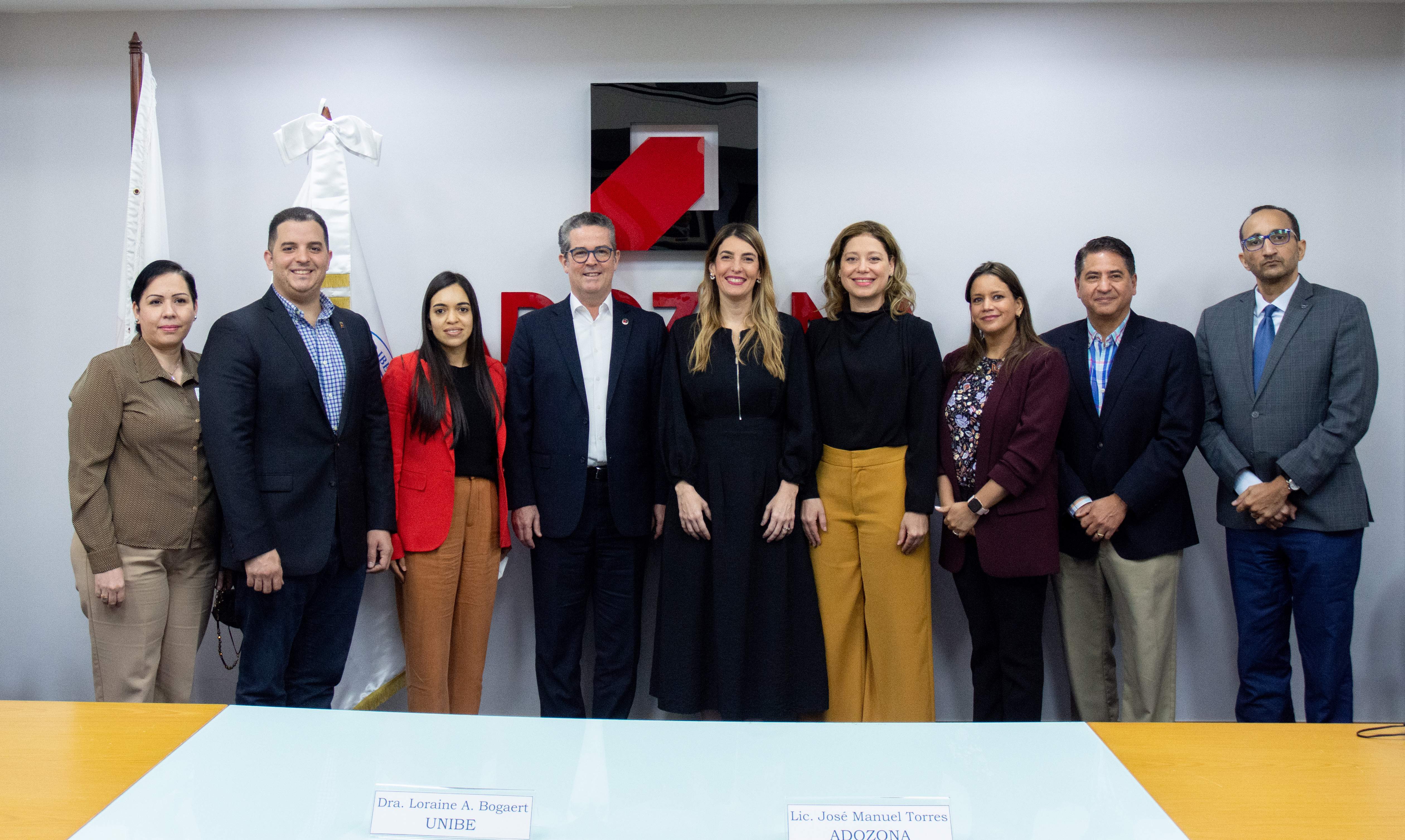Adozona y Unibe firman acuerdo para formar capital humano