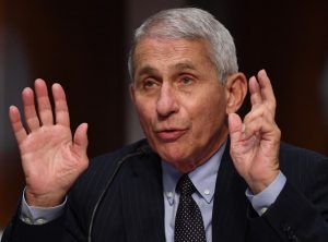 Fauci recomendó exigir vacuna a pasajeros de vuelos nacionales en EEUU