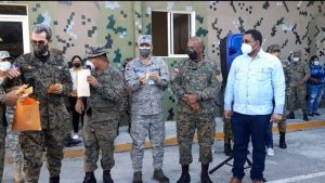Ministro de defensa festeja navidad con sus soldados de la frontera