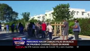 Personas hacen largas filas en busca de pruebas caseras Covid en Miami